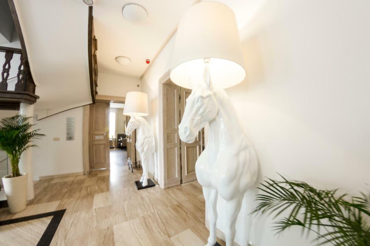 Hotel Jakubus Wilkow  Экстерьер фото