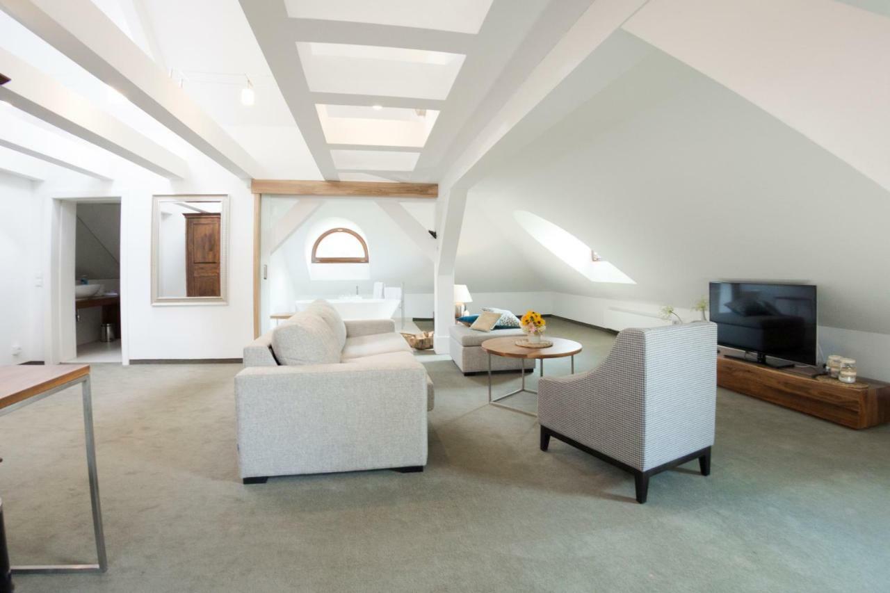 Hotel Jakubus Wilkow  Экстерьер фото